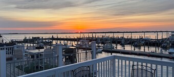 Charming 3-bedroom waterfront house with WiFi and AC in charming Highlands