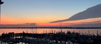 Charming 3-bedroom waterfront house with WiFi and AC in charming Highlands