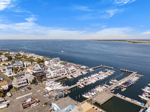 Charming 3-bedroom waterfront house with WiFi and AC in charming Highlands