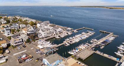 Charming 3-bedroom waterfront house with WiFi and AC in charming Highlands