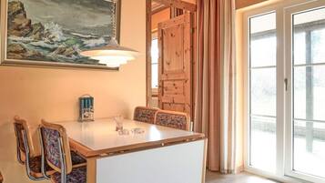 ํ์ฐ์ค | ๋ด๋ถ