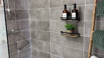 Sèche-cheveux, serviettes fournies, savon, shampoing