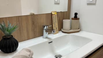 Haartrockner, Handtücher, Seife, Shampoo