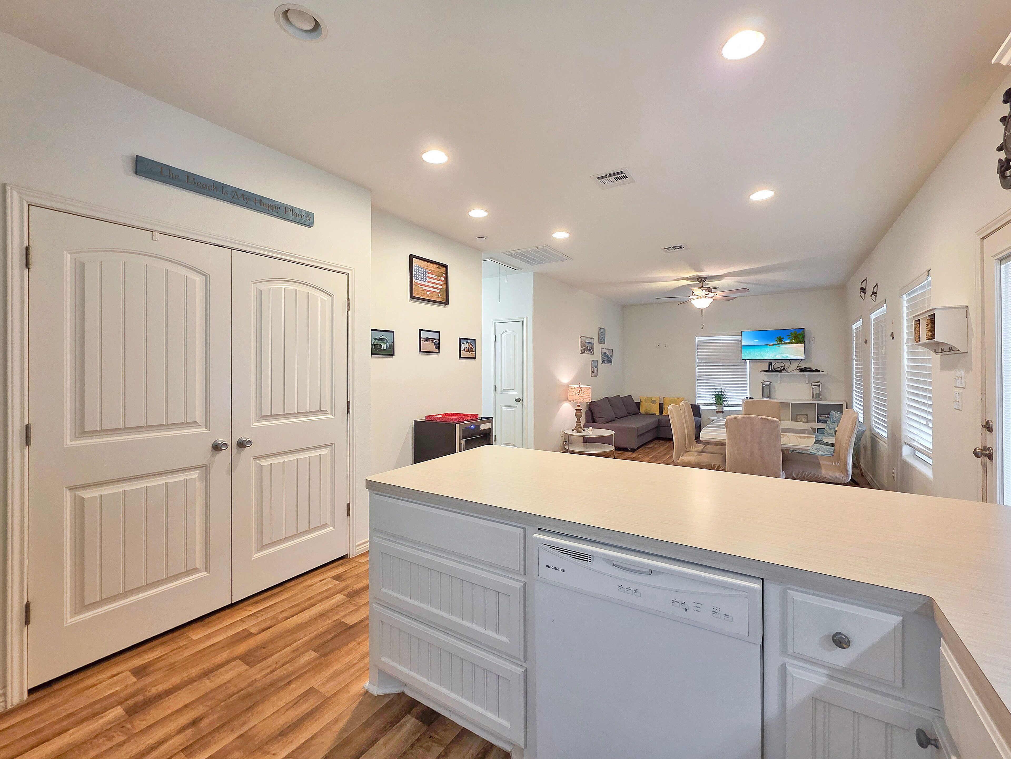 Kc's Sunshine- Beach Front Views-2 Bedroom, 2 Bath Home That Sleeps 9. - Crystal Beach, TX
