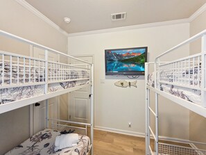 3 bedrooms, iron/ironing board, internet, bed sheets