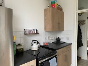 Kylskåp, mikrovågsugn, ugn och spishäll