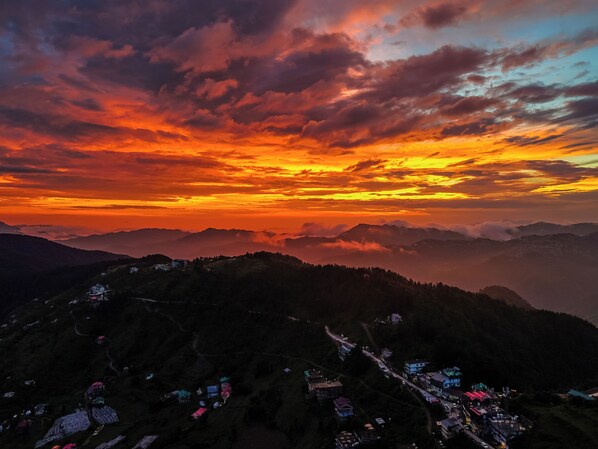 A mountainous landscape with a sunset. - Shilayvas Cottages - Centrally Air Conditioned (Shimla)
