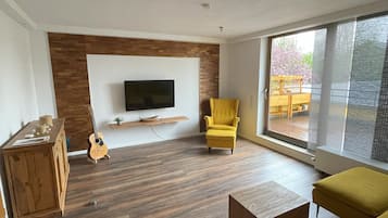 Smart TV, fireplace