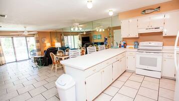 冰箱、微波炉、烤箱、炉灶