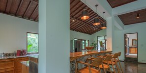 Frigorífico, placa de cocina, cafetera o tetera y utensilios de cocina