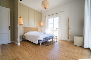 6 bedrooms, iron/ironing board, free WiFi, bed sheets