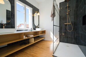 Douche, séchoir à cheveux