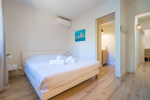 5 bedrooms, iron/ironing board, free WiFi, bed sheets