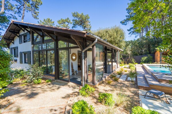 المنشأة من الخارج