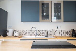 Geladeira, micro-ondas, fogão, lava-louças