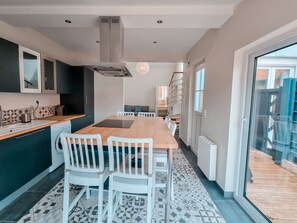 Geladeira, micro-ondas, fogão, lava-louças