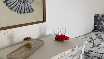 Deluxe-Zimmer, Meerblick | Zimmersafe, Schreibtisch, kostenloses WLAN