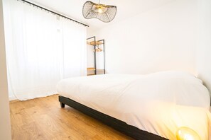 Iron/ironing board, free WiFi, bed sheets