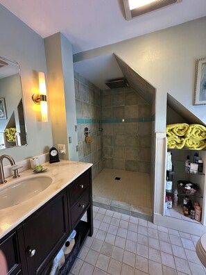 Shower, hair dryer, towels, soap - In Town Delight! (Manchester)
