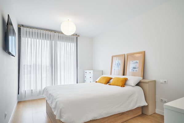 2 bedrooms, iron/ironing board, WiFi