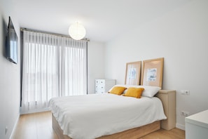 2 bedrooms, iron/ironing board, WiFi