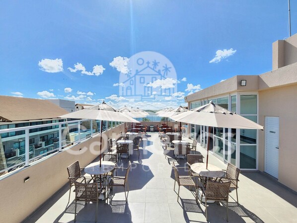 A rooftop terrace with outdoor seating, a pool, and a clear view of the sky. - Eco Mirage Residence (Ipojuca)