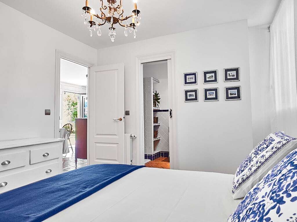 5 slaapkamers, een strijkplank/strijkijzer, wifi