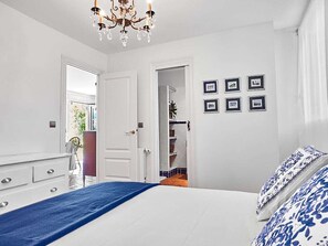 5 slaapkamers, een strijkplank/strijkijzer, wifi