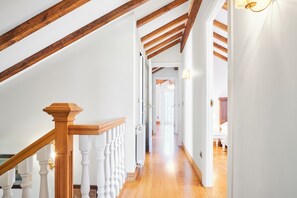 Interior - Casa Parbayón–Encanto entre Jardines y Luz Natural (Piélagos)