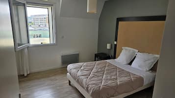 Blendingsgardiner, strykejern/-brett, barnesenger og wi-fi (inkludert)