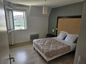 1 habitación, cortinas blackout, tabla de planchar con plancha y cunas 