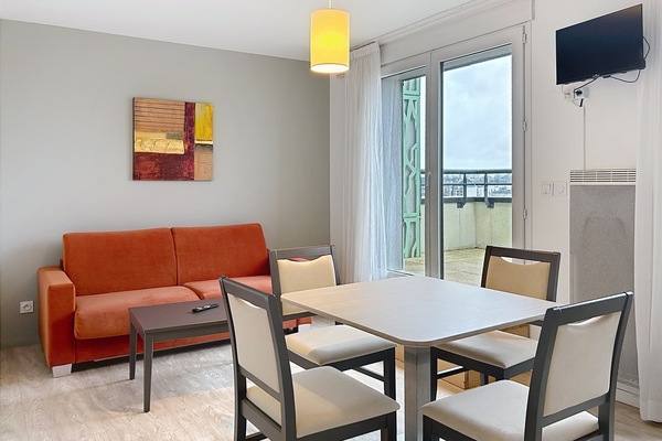 One bedroom Superior apartment with terrace | Area soggiorno | TV a schermo piatto 100 cm con canali digitali