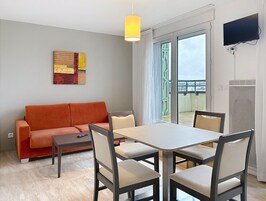 One bedroom Superior apartment with terrace | Área de estar | TV de tela plana 100 cm com canais digitais