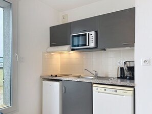 Fridge, microwave, stovetop, dishwasher - Appart-Hôtel Terres de France Flaubert (Rouen)