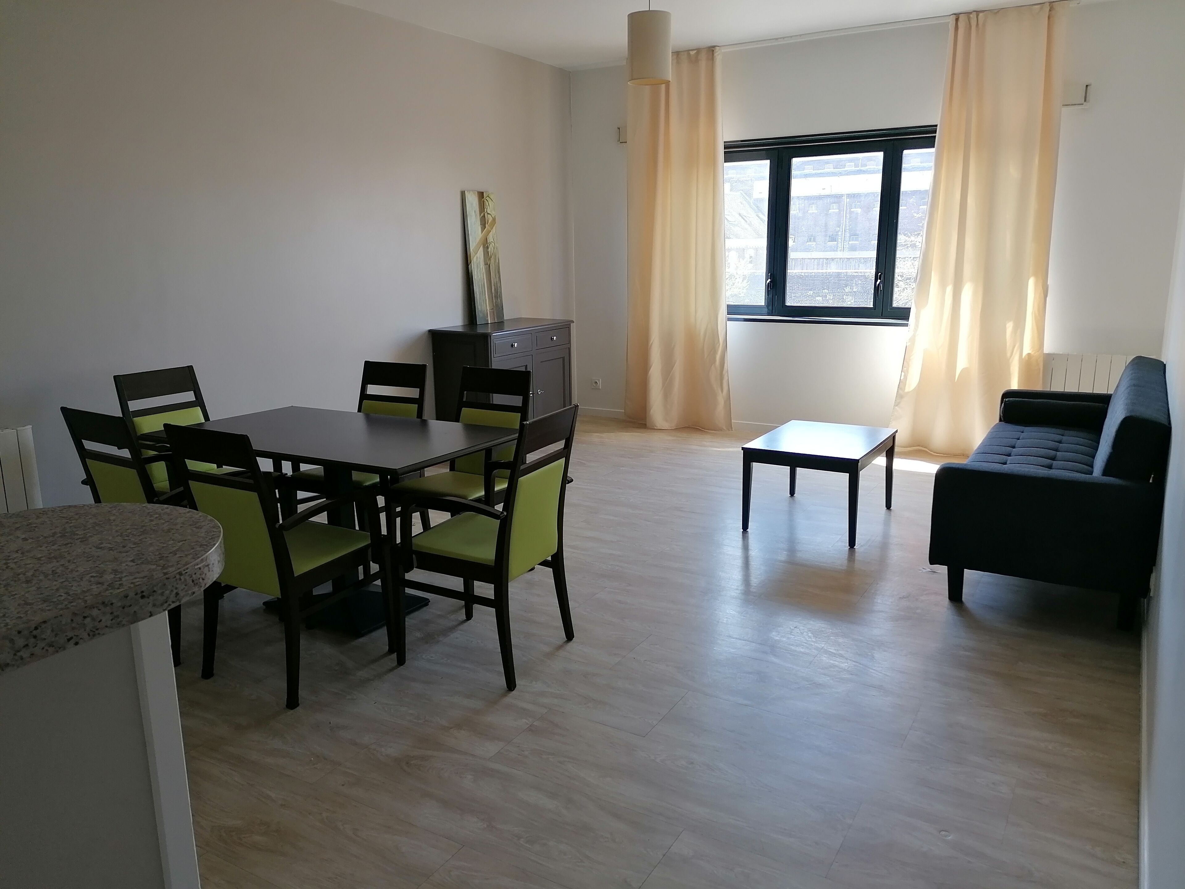 100–senttinen taulutelevisio, jossa digitaalikanavat