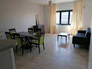 Televisión de pantalla plana de 100 cm con canales digitales 