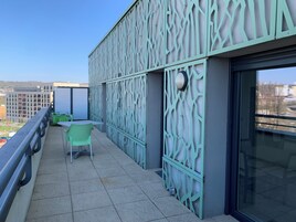 Two bedrooms apartment with terrace | Terraço/pátio