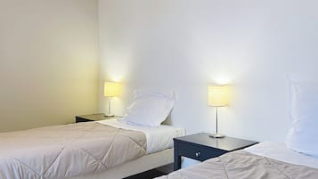 Verdunkelungsvorhänge, Bügeleisen/Bügelbrett, Babybetten