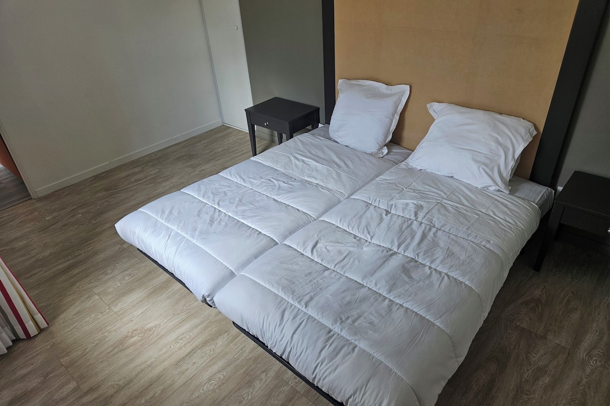 1 habitación, cortinas blackout, tabla de planchar con plancha y cunas