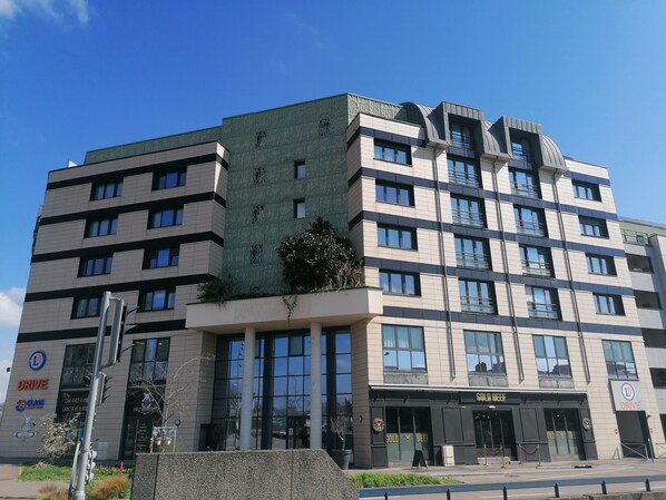 Vista frontal de la propiedad