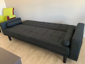 Blendingsgardiner, strykejern/-brett, barnesenger og wi-fi (inkludert)