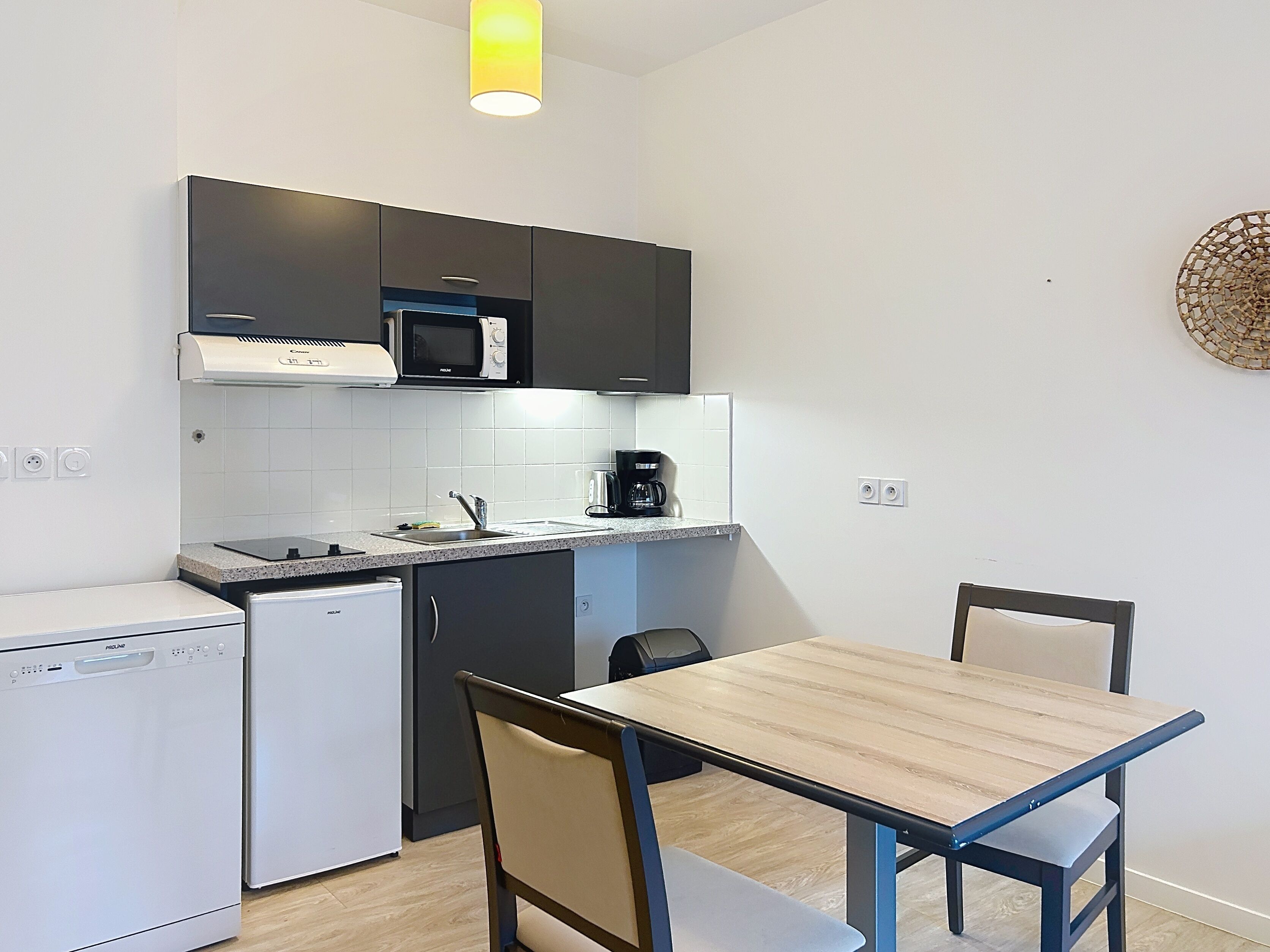 Studio Lit Double | Rideaux d’obscurcissement, fer et planche à repasser