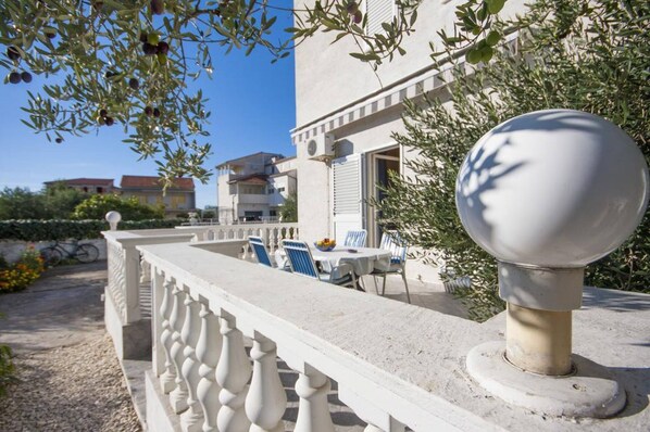 Outdoor dining - One-bedroom Apartment Near Beach (Sibenik)