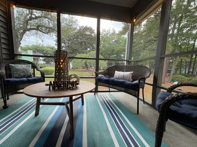 Cozy 2-bedroom condo in lovely North Charleston with WiFi, AC, Fireplace.