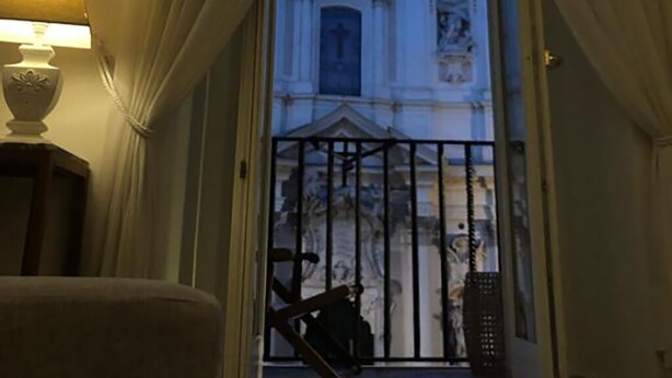 An interior corridor with a view of an ornate building outside. - Palazzo Franchi, noble and elegant mansion a few steps from the Pantheon (Roma)