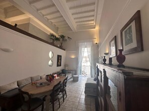 Una Smart TV, libros