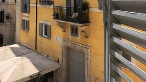 A yellow building with multiple windows and balconies, a metal gate, and a sign that reads "Maxela". - Palazzo Franchi, noble and elegant mansion a few steps from the Pantheon (Roma)