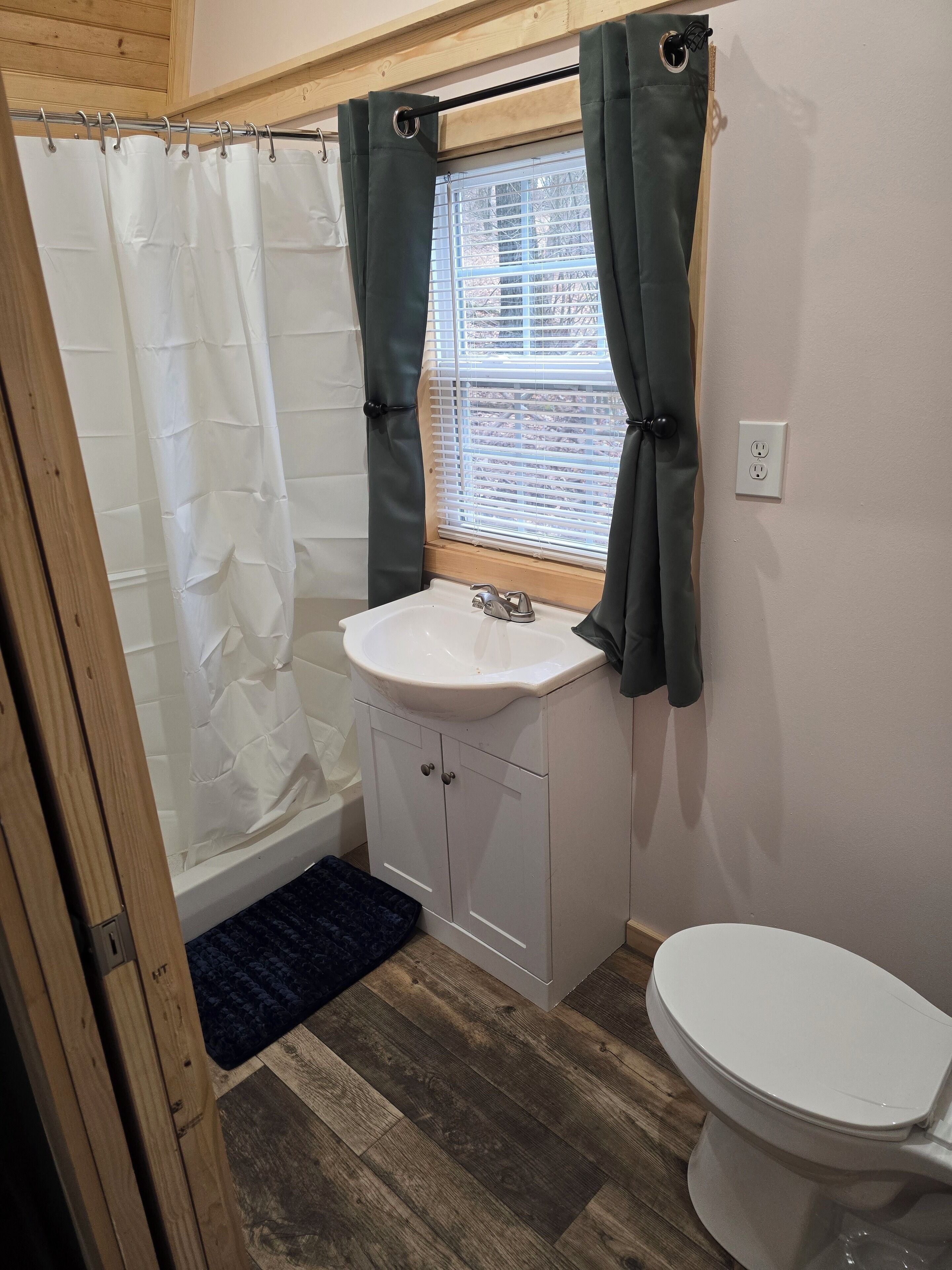 Secador de pelo, toallas y papel higiénico