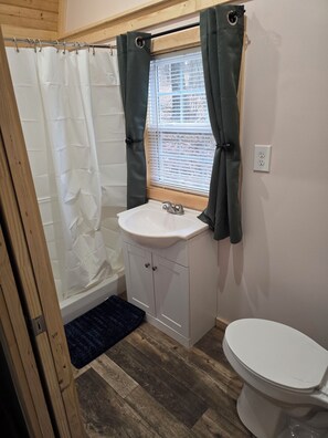 Sèche-cheveux, serviettes fournies, papier toilette