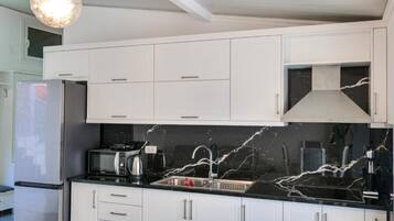 KylskÄp, mikrovÄgsugn, ugn och spishÀll